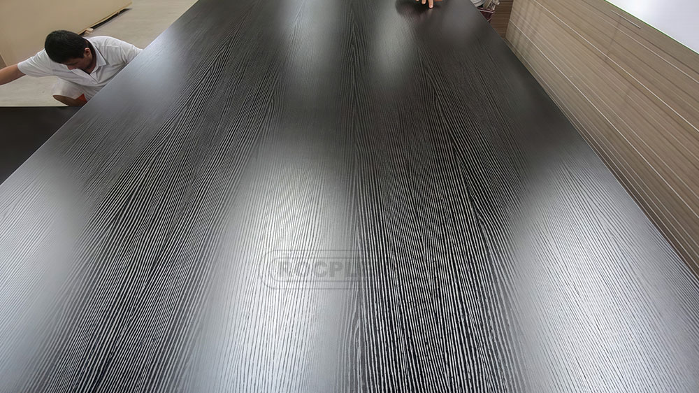 ROCPLEX textured melamine plywood, with its decorative embossed surface and moisture-resistant plywood core, provides a stylish and durable solution for furniture manufacturing, cabinetry, wall panels, and modern interior applications.